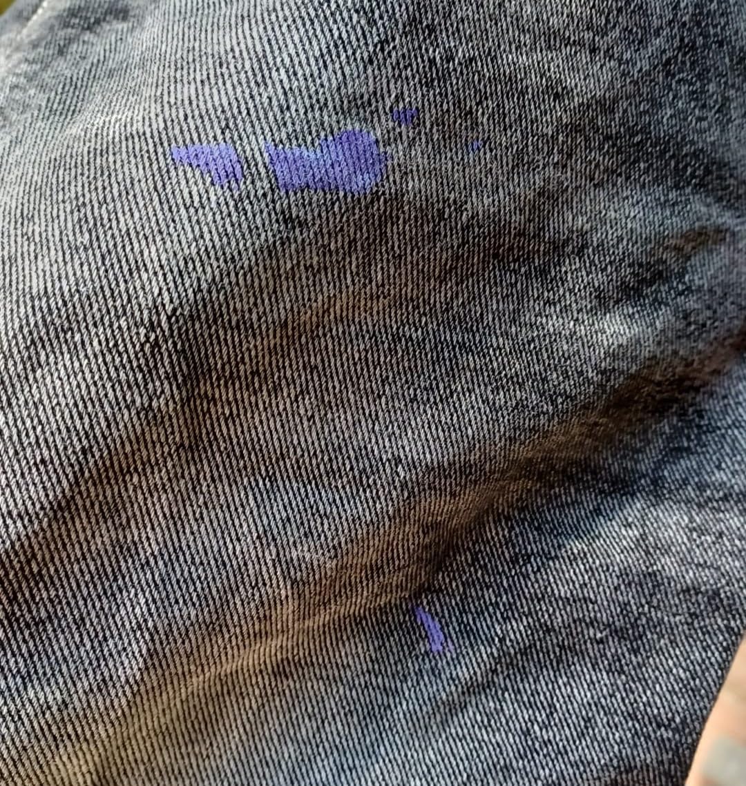 Farbe aus Malerkittel entfernt